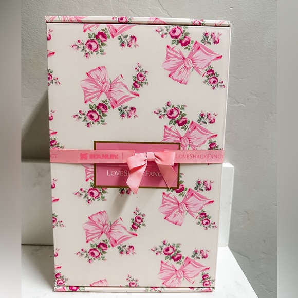 THE STANLEY X LOVESHACKFANCY HOLIDAY QUENCHER | 40 OZ/ Rosa Beaux Pink/ in hand - Picture 6 of 8